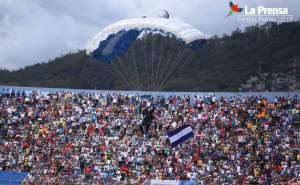 Show de paracaidistas desata euforia en el Día de la Independencia