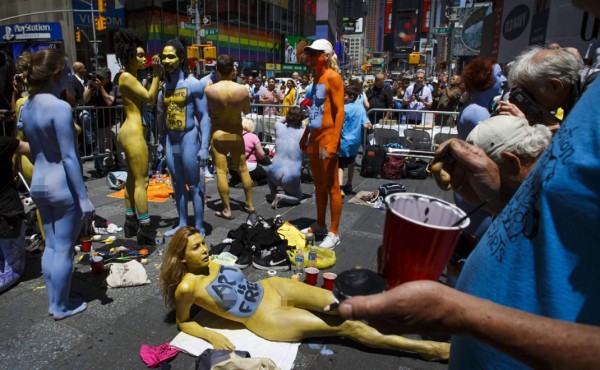 Nudistas lucen mensajes de aceptación en su cuerpo en Nueva York