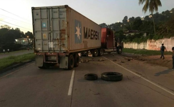 Manifestantes le prenden fuego en Choloma durante toma de carretera