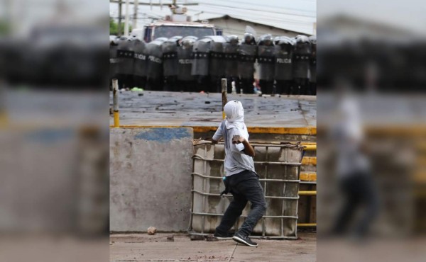 Estudiantes de la Unah se enfrentan con la Policía