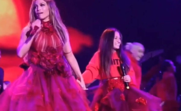 Jennifer López y su hija Emme sorprenden con dueto (VIDEO)