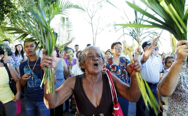 Ceibeño con fervor bendicen palmas en Domingo de Ramos