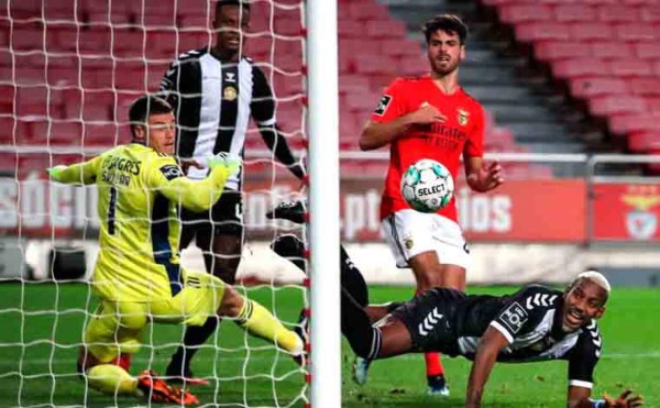 Video: Hondureño Bryan Róchez le anota golazo al Benfica en la Liga de Portugal