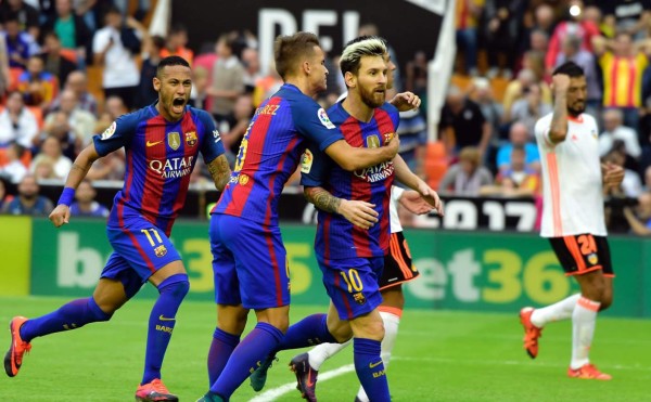 Un penal de Messi da polémica victoria al Barcelona en el último minuto