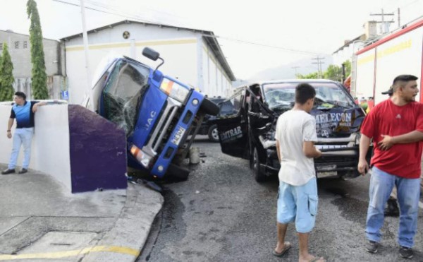 Accidente entre rapidito y camión deja cinco pasajeros heridos en San Pedro Sula