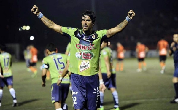 El 'Loco' Abreu se luce y marca un hat-trick en semifinales en El Salvador