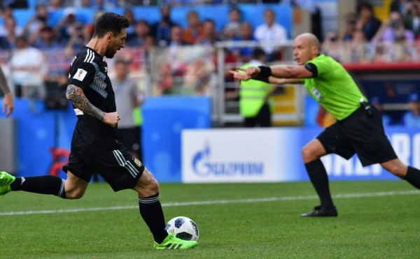 Argentina's forward Lionel Messi takes a penalty kick that was saved during the Russia 2018 World Cup Group D football match between Argentina and Iceland at the Spartak Stadium in Moscow on June 16, 2018. / AFP PHOTO / Mladen ANTONOV / RESTRICTED TO EDITORIAL USE - NO MOBILE PUSH ALERTS/DOWNLOADS