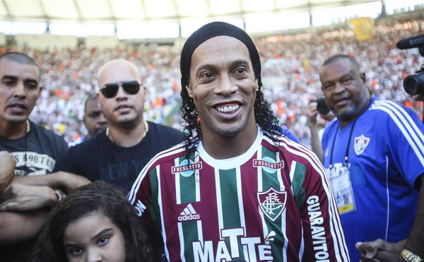 Ronaldinho fue presentado por el Fluminense