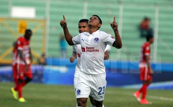 Bryan Moya celebrando su gol contra el Vida. Foto Juan Salgado