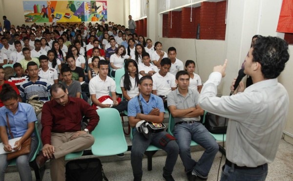 Colegiales conocen más de informática libre