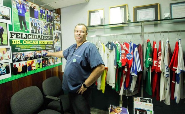 El doctor Óscar Benítez es un hombre de fútbol y en su consultorio tiene muchas camisas de equipos y selecciones.