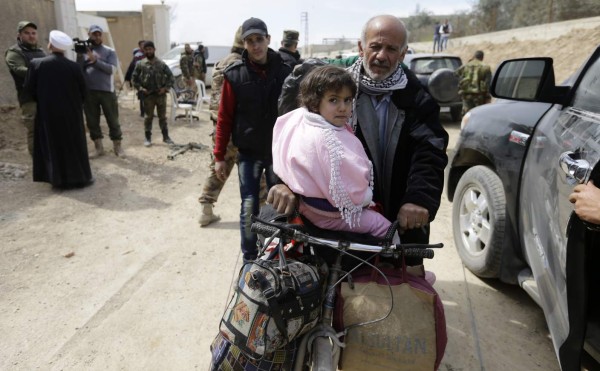 Miles de civiles huyen del enclave sirio de Guta oriental