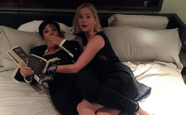 ¡Sorpresa Jennifer Lawrence y Kris Jenner en la cama!