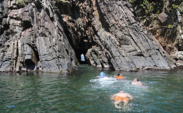 Los turistas disfrutan del mar y de los espectaculares parajes que ofrece el parque.