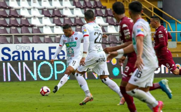 Alajuelense y Alex López van contra Saprissa en semifinales del fútbol en Costa Rica