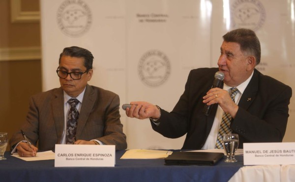 Presidente del Banco Central recibe prestigiosa nota por su desempeño