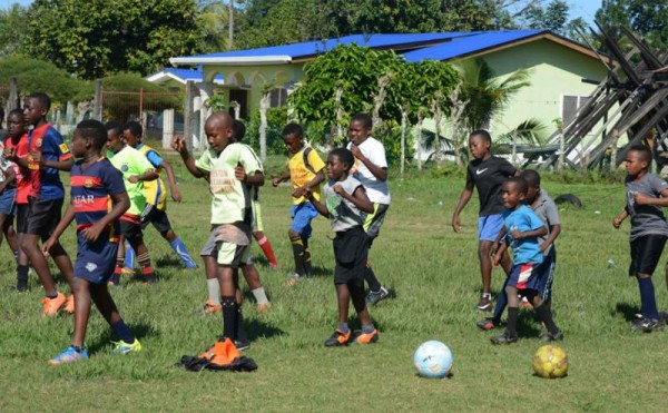 Los jóvenes entrenan duro para lograr sobresalir en el mundo del fútbol algún día.