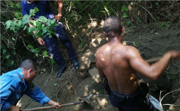 Hallan dos motocicletas enterradas en bordo de colonia sampedrana