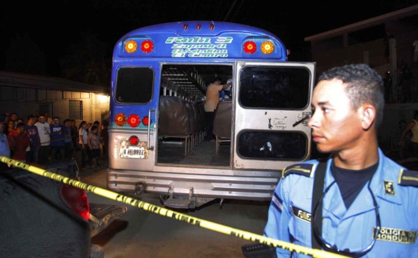 Tres muertos por tiroteo a bus en Puerto Cortés
