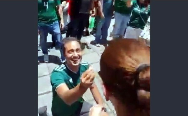 Aficionado mexicano pide matrimonio a su novia en festejo por triunfo de México sobre Alemania