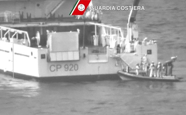 Imagen de un video difundido por la Guardia Costera italiana que muestra al barco ' Gregoretti ' durante las operaciones de búsqueda y rescate en el sitio del naufragio en el Estrecho de Sicilia. EFE