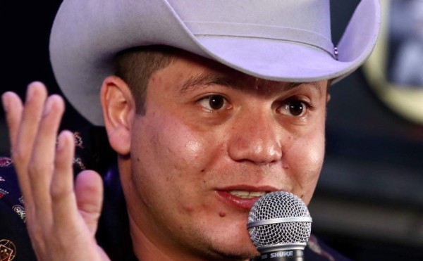 El cantante Remmy Valenzuela está 'desaparecido' tras ser acusado de golpear a su primo y a la novia