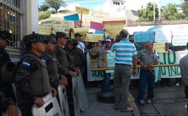 Protestan en los tribunales en apoyo al alcalde de Sulaco