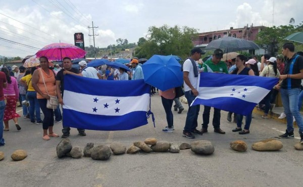 Maestros se toman la carretera CA-4 en Cucuyagua, Copán