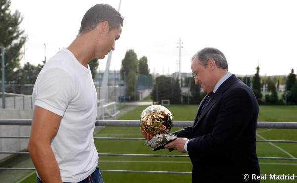 Cristiano entrega a Florentino Pérez una réplica del Balón de Oro