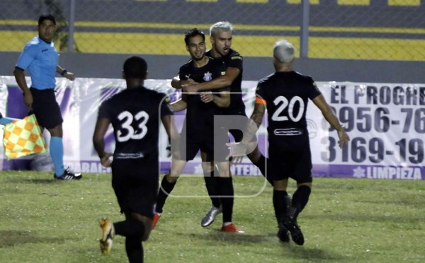 El Honduras Progreso le pasó por encima a la UPN y avanzó a semifinales. Foto Neptalí Romero