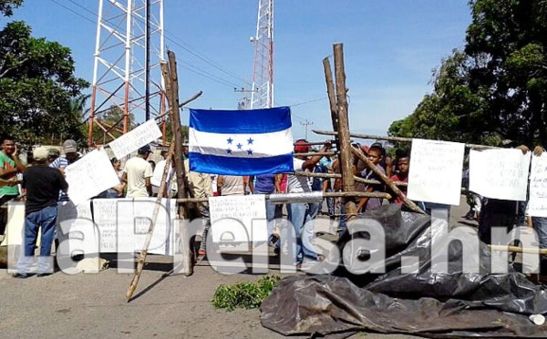 Desalojan a pobladores en toma de carretera a Puerto de Castilla