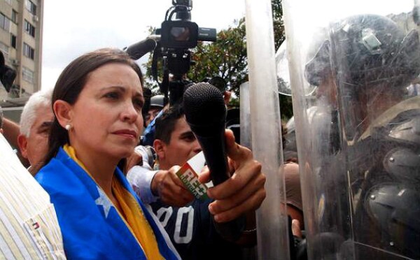 María Corina Machado desafía al chavismo y acude al Parlamento