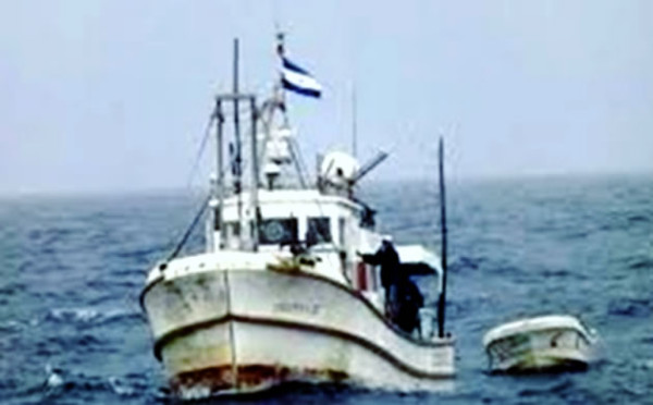 Rescatan barco de Honduras que estaba naufragando
