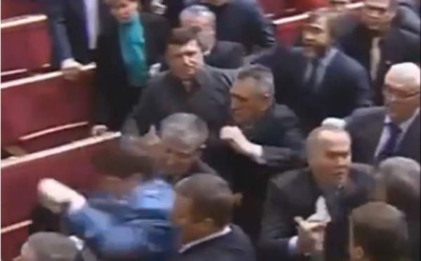 Video: Diputados se pelean a puñetazos en el Parlamento ucraniano
