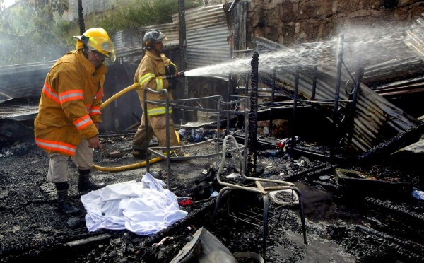 Niño de 18 meses se carboniza al incendiarse la casa donde vivía