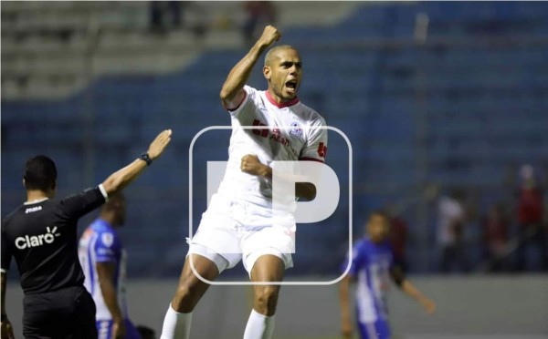 Eddie Hernández vivió una gran noche, marcando tres goles para el triunfo del Olimpia ante el Victoria. Foto Melvin Cubas