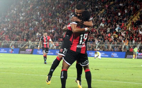 Roger Rojas marca doblete y Alex López también se luce en goleada del Alajuelense