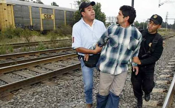 México ofrece investigar extorsiones a migrantes de Honduras