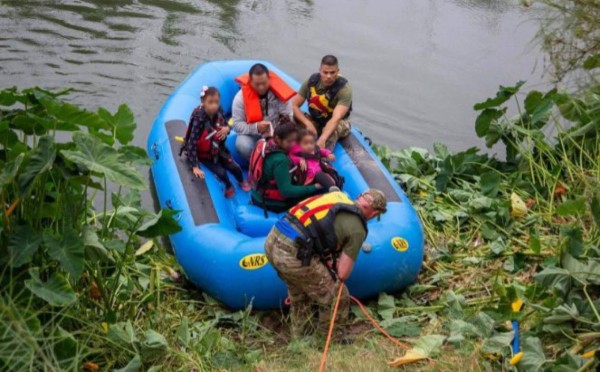 Encuentran abandonados a una niña y un niño hondureños en el río Grande, Texas