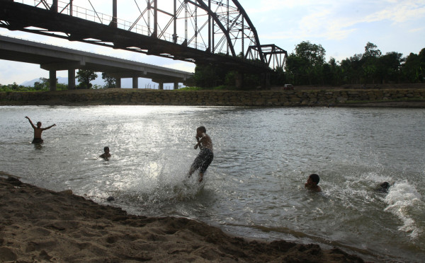 Hallan cadáver en el río Ulúa; lo habría atacado cocodrilo