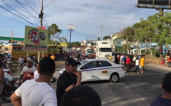 Siguen tomas de carreteras en La Ceiba, Santa Bárbara y Tegucigalpa
