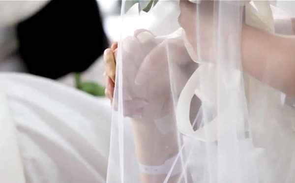 Joven con cáncer terminal muere después de casarse