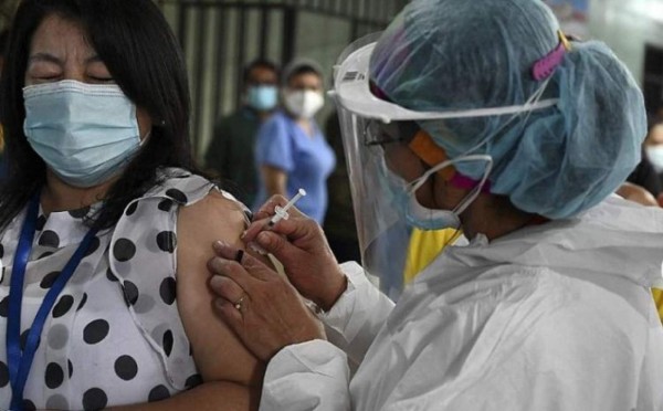 Denuncian vacunación a burócratas y no al personal de salud en Honduras