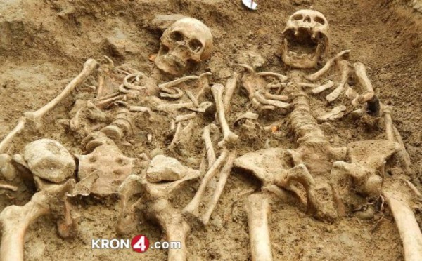 Ni la muerte los separa... 700 años después los encuentra tomados de la mano