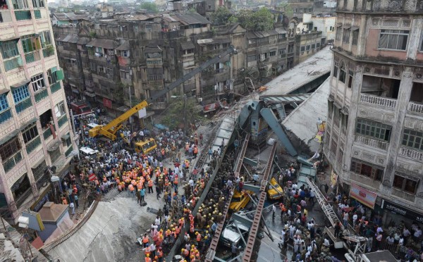 Al menos 21 muertos deja derrumbe de un puente en India