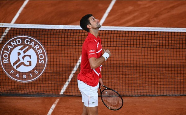Djokovic sufre pero vence a Tsitsipas para clasificar a la final de Roland Garros