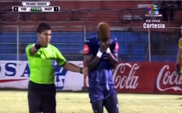 Video: Rubilio Castillo es expulsado y sale del campo entre lágrimas