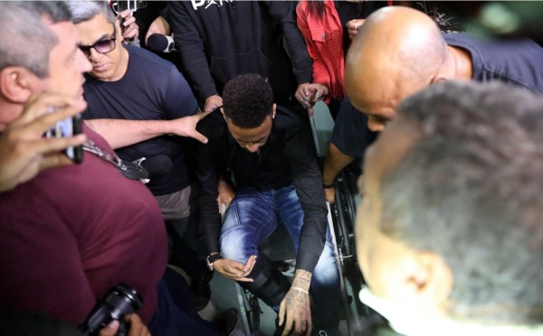 Neymar acudió a declarar en silla de ruedas por divulgar fotos de mujer que lo acusa de violación