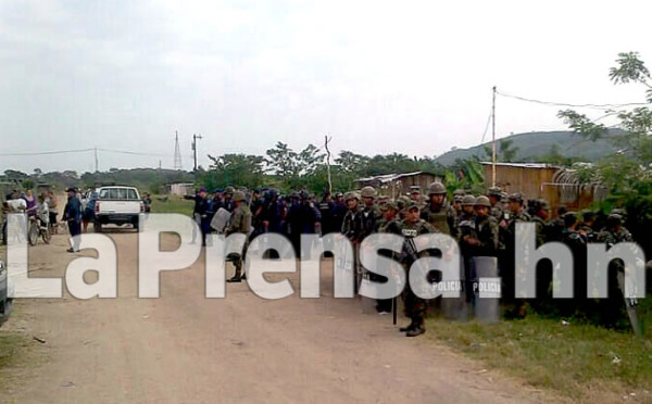 Policía de Honduras desaloja a campesinos invasores de tierras