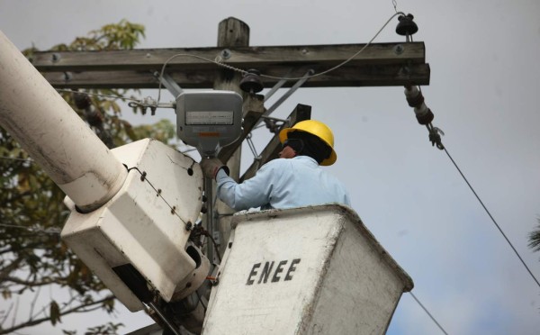 Gobierno ofrece bono de energía a clientes por bajo consumo